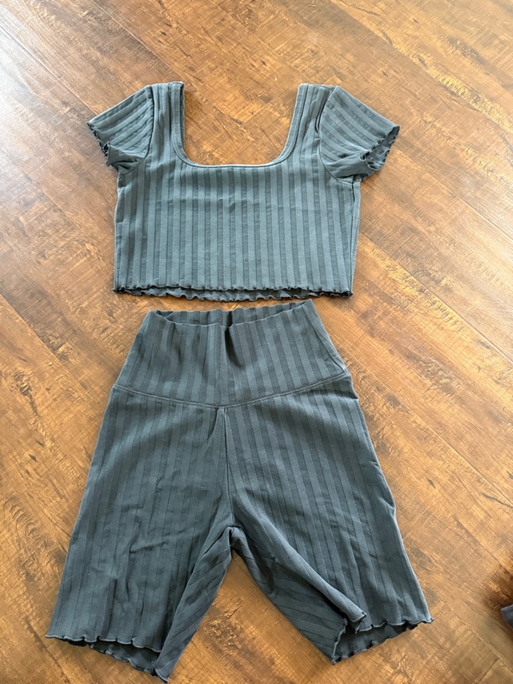Ribbed Two-Piece Crop Top + High-Waist Biker Shorts Set — Slate Gray